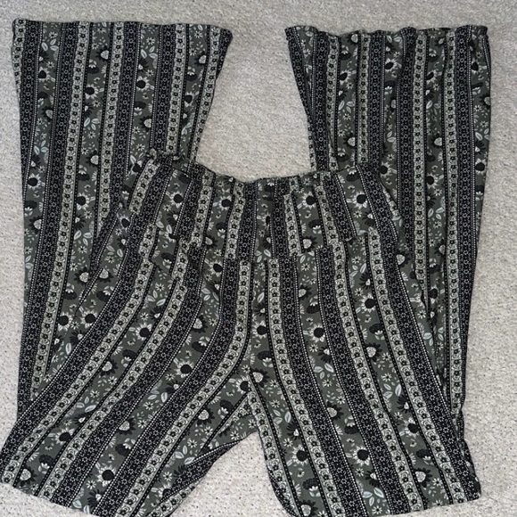 No Boundaries Pants - no boundaries green & white flared leg leggings